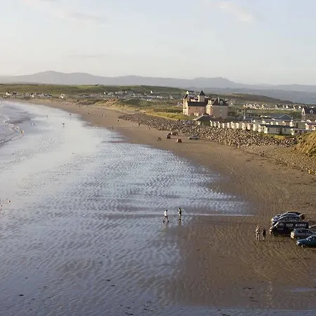 Pier Head & Leisure 호텔 3*